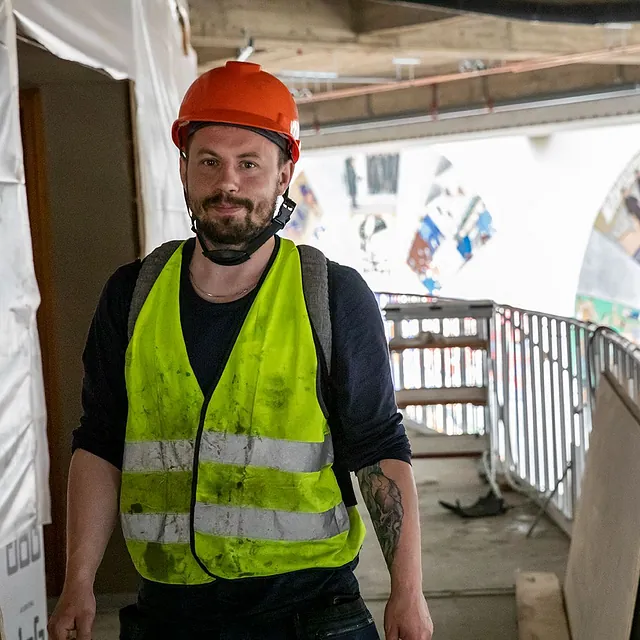 Kille i arbete med hjälp och skyddsväst